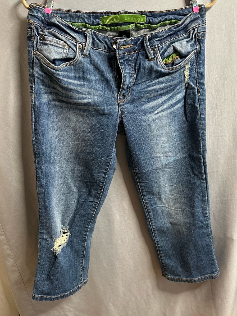 refuge Distressed Light Blue Capri Jeans. Women’s size 9